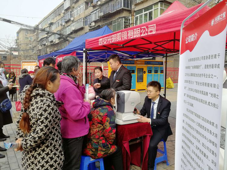 崗位學雷鋒，服務樹新風
